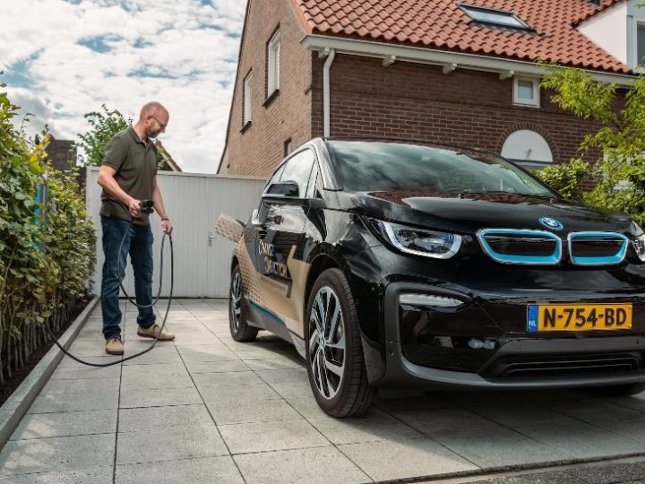 BMW en Eneco doen proeven naar bi-directioneel laden bij huis.